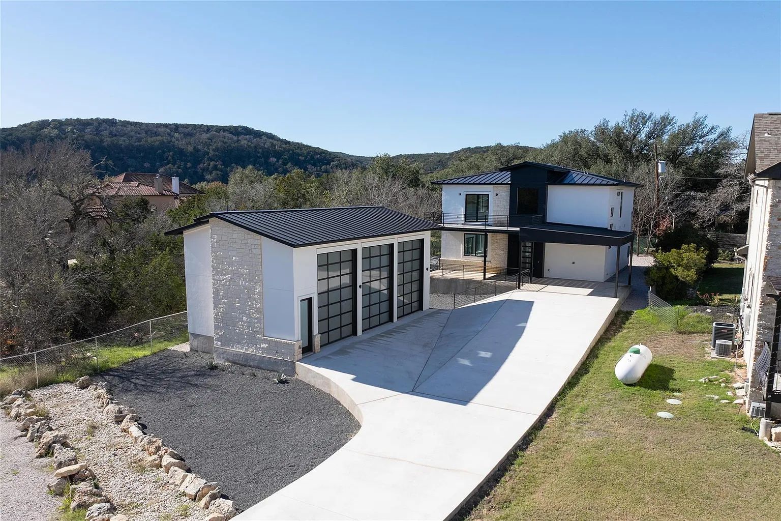 Modern Lake-Adjacent Home With Loft – Austin