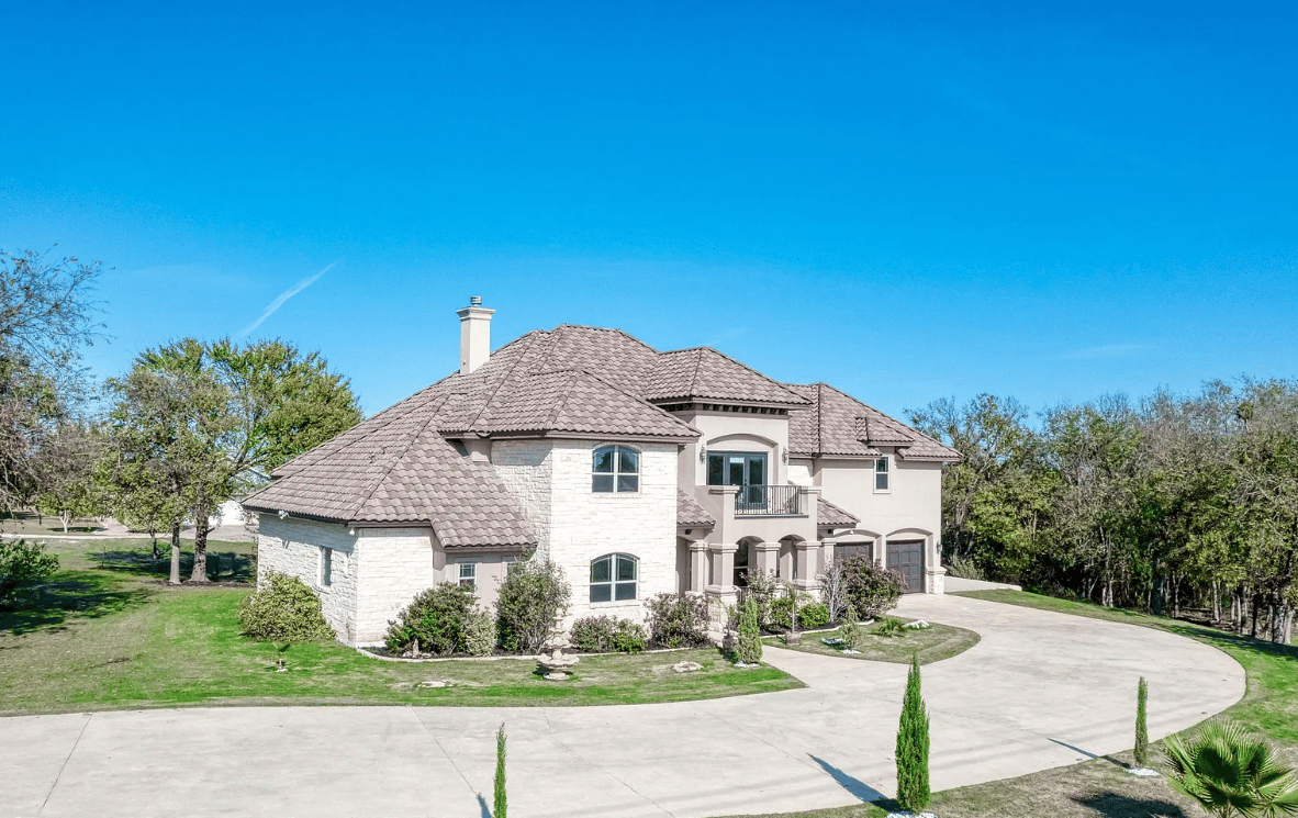Custom estate on wooded lot – Hutto