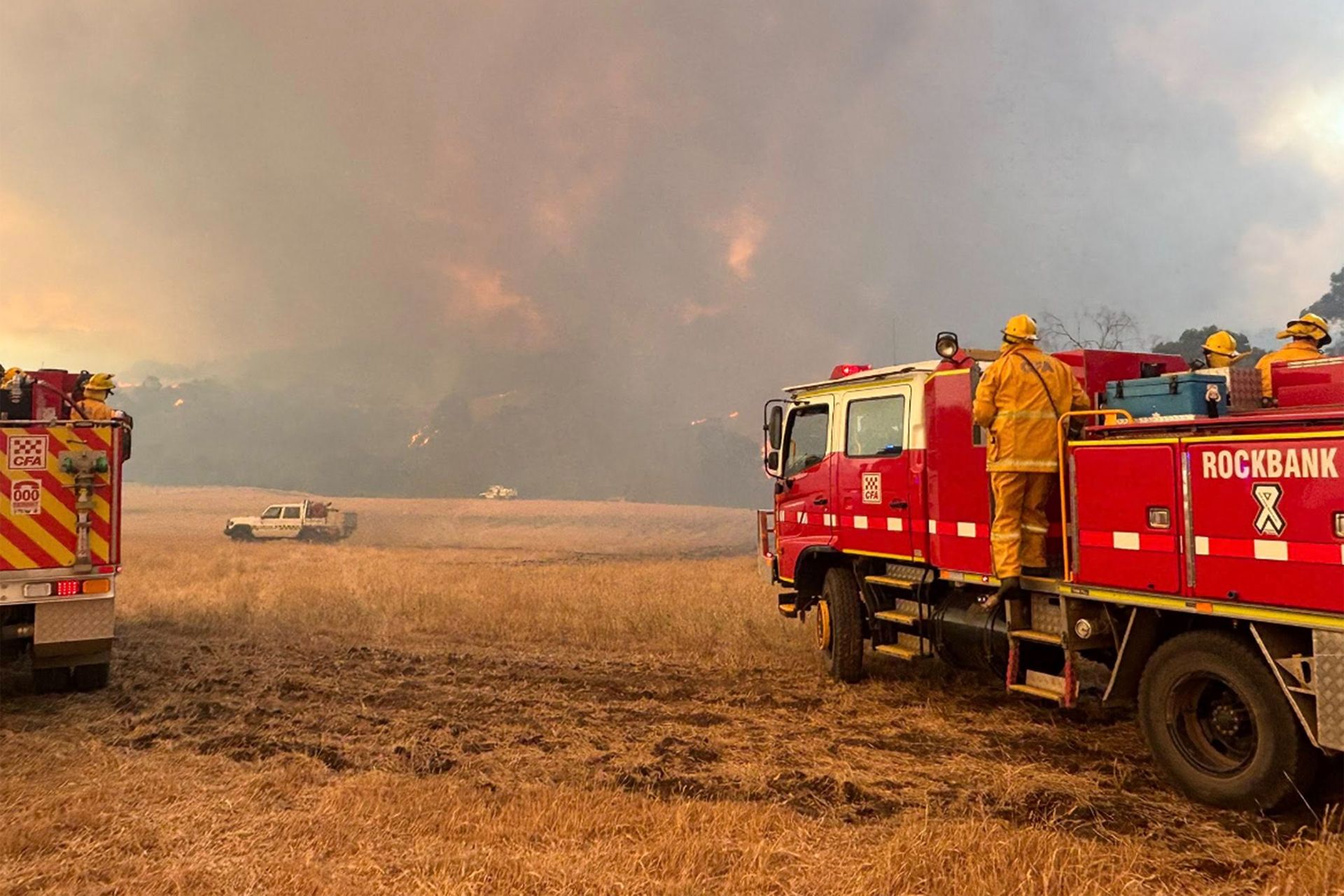 Locals evacuated as fires burn across Western Victoria
