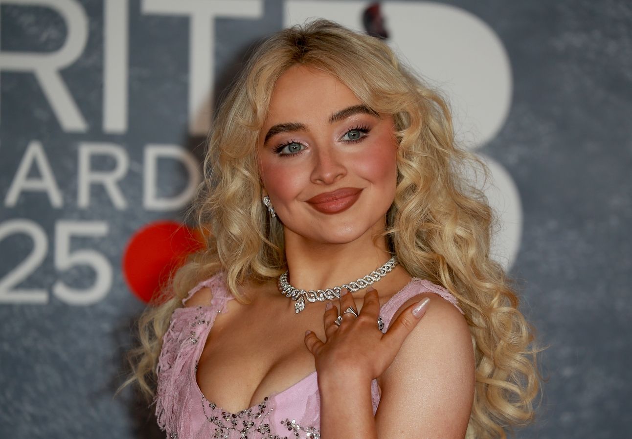Sabrina Carpenter Harassed by Paparazzi in France: “Shame on You!”
