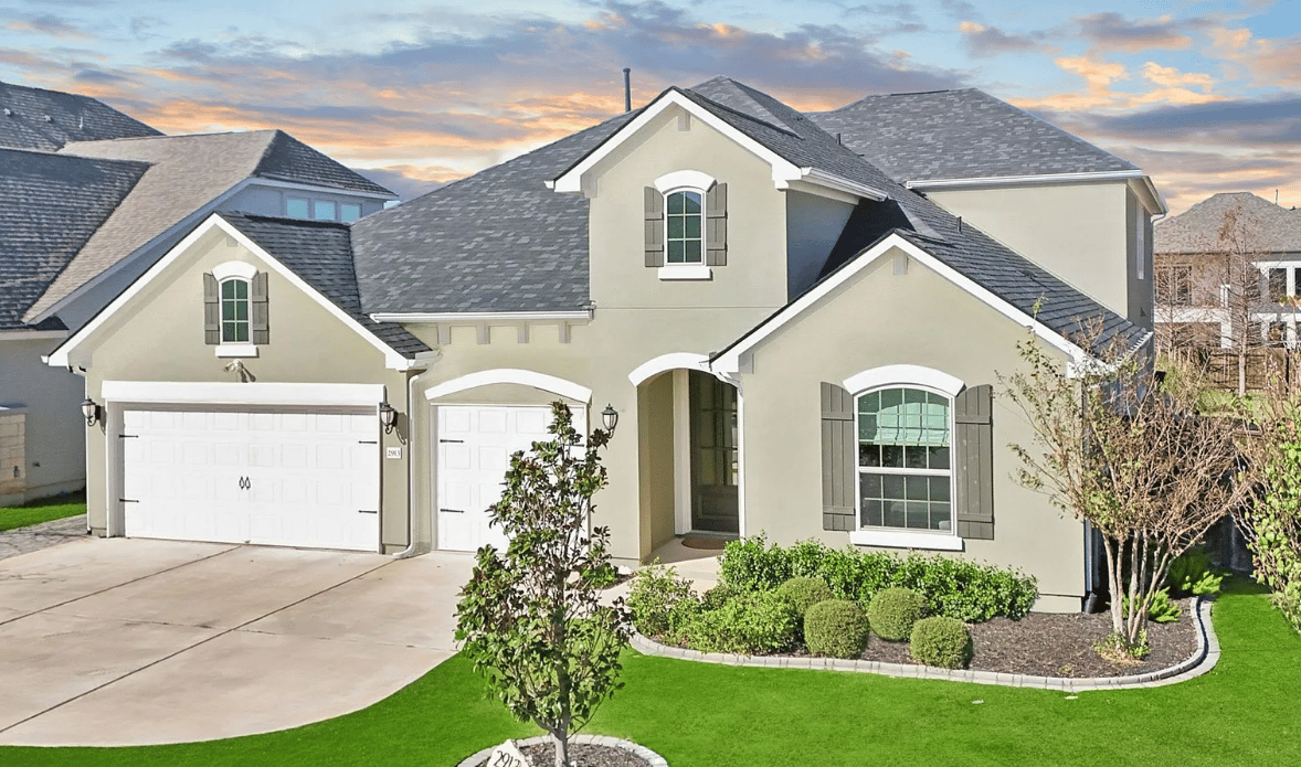 Cul-de-sac pool living – Leander