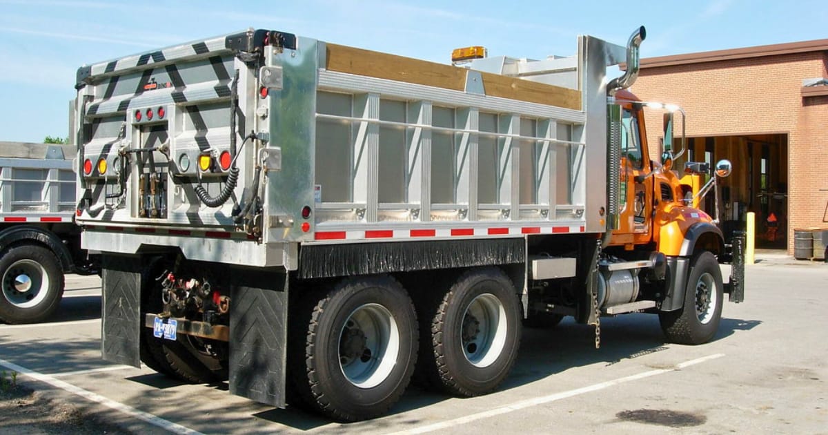 How Many Cubic Yards in a Dump Truck? (Chart + Tons)