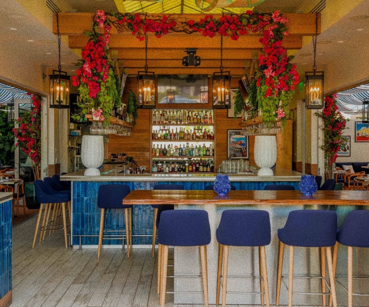 7 “Touristy” Naples Attractions That Are Worth It + A New Italian Spot to Know + Holiday Shopping Poll? 