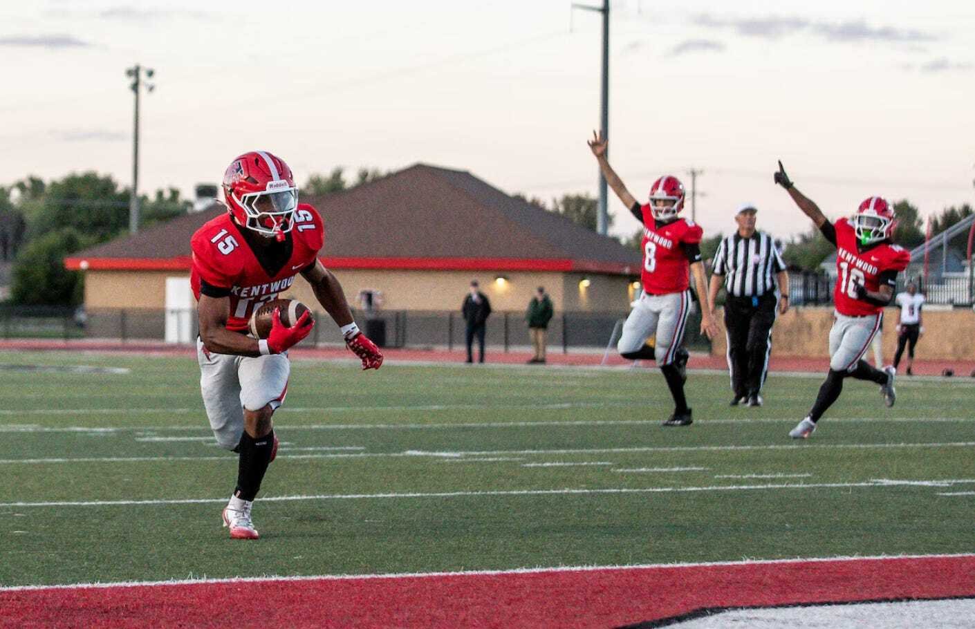 🏈 Grand Ledge Falls to East Kentwood in Division 1 District Semifinal