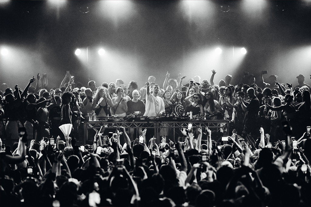 I took a photo walk a couple of days ago. I didn’t bring home too many photos. This view caught my eye despite its randomness. I was happy to found a place where there was just one color in the frame :)