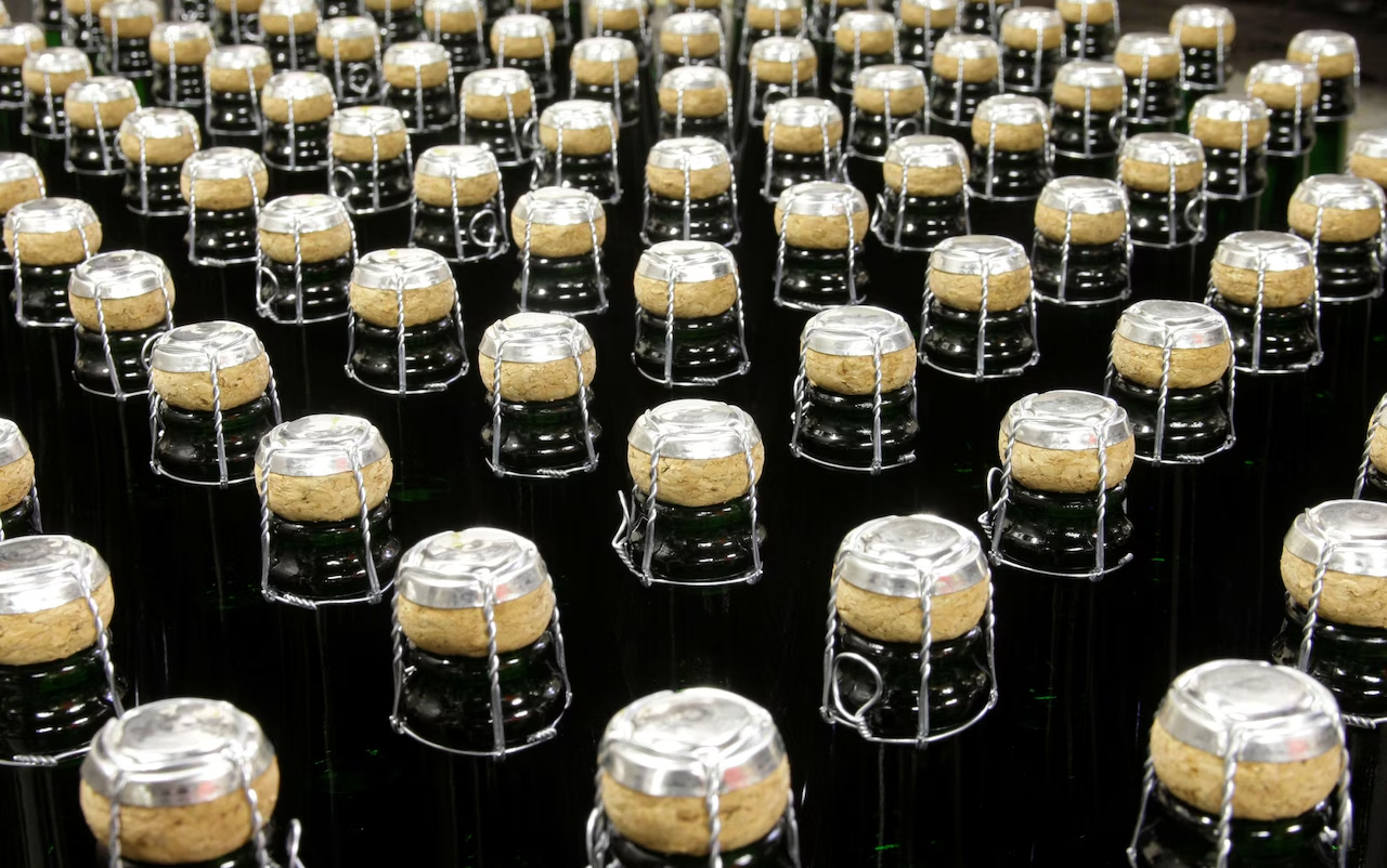 The 2025 Sparkling Wine Guide, The Non-Snooty Guide to Improving Your Palate, Best Ports of 2025, and much more...