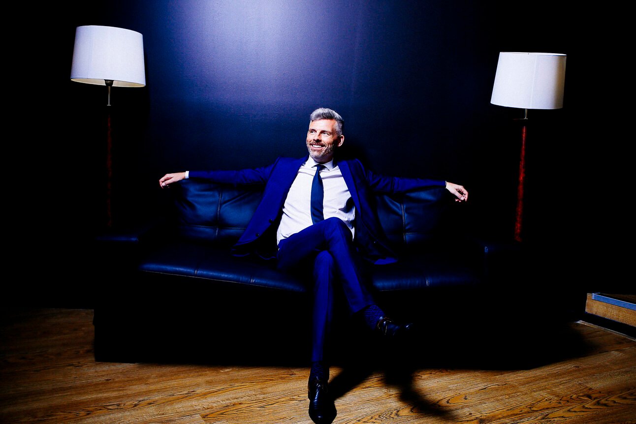 Des Bishop Does Viral Comedy, in Chinese