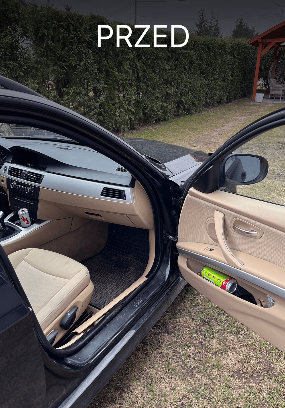 Zabrudzone wnętrze pasażera w BMW przed czyszczeniem – brudna podłoga, ślady użytkowania na jasnej tapicerce i zanieczyszczenia przy progach, Chełmno, kujawsko-pomorskie