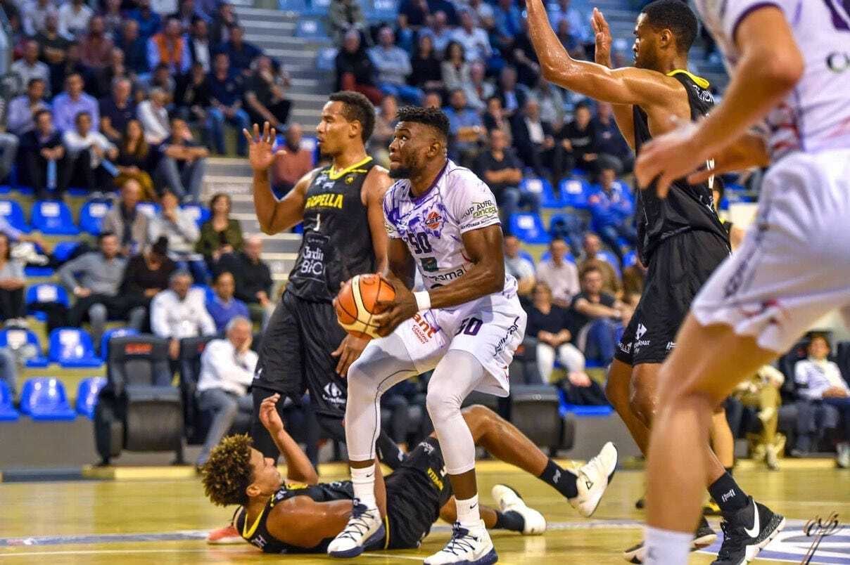 The 17-year-old Soccer Player who Left Medical School to Go Play Basketball in the United States