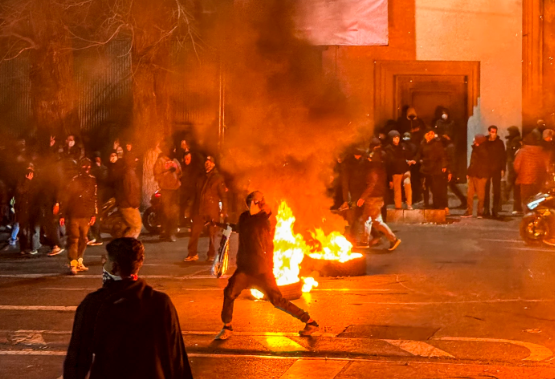 Trump Weighs Military Options as Iran Requests Talks Amid Widespread Protests