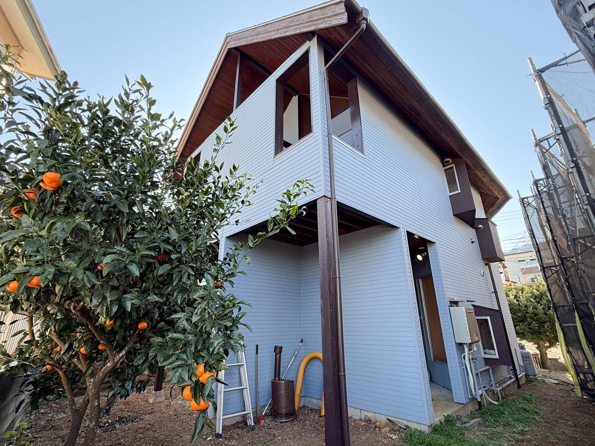 A Hidden Retreat in Atami: A Playful Home with Ocean Glimpses
