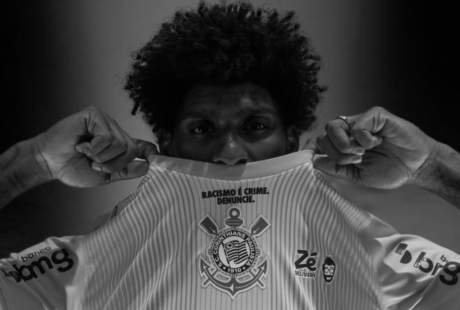Corinthians estampa “Racismo é crime. Denuncie” no uniforme em jogo contra o Cruzeiro no Brasileirão