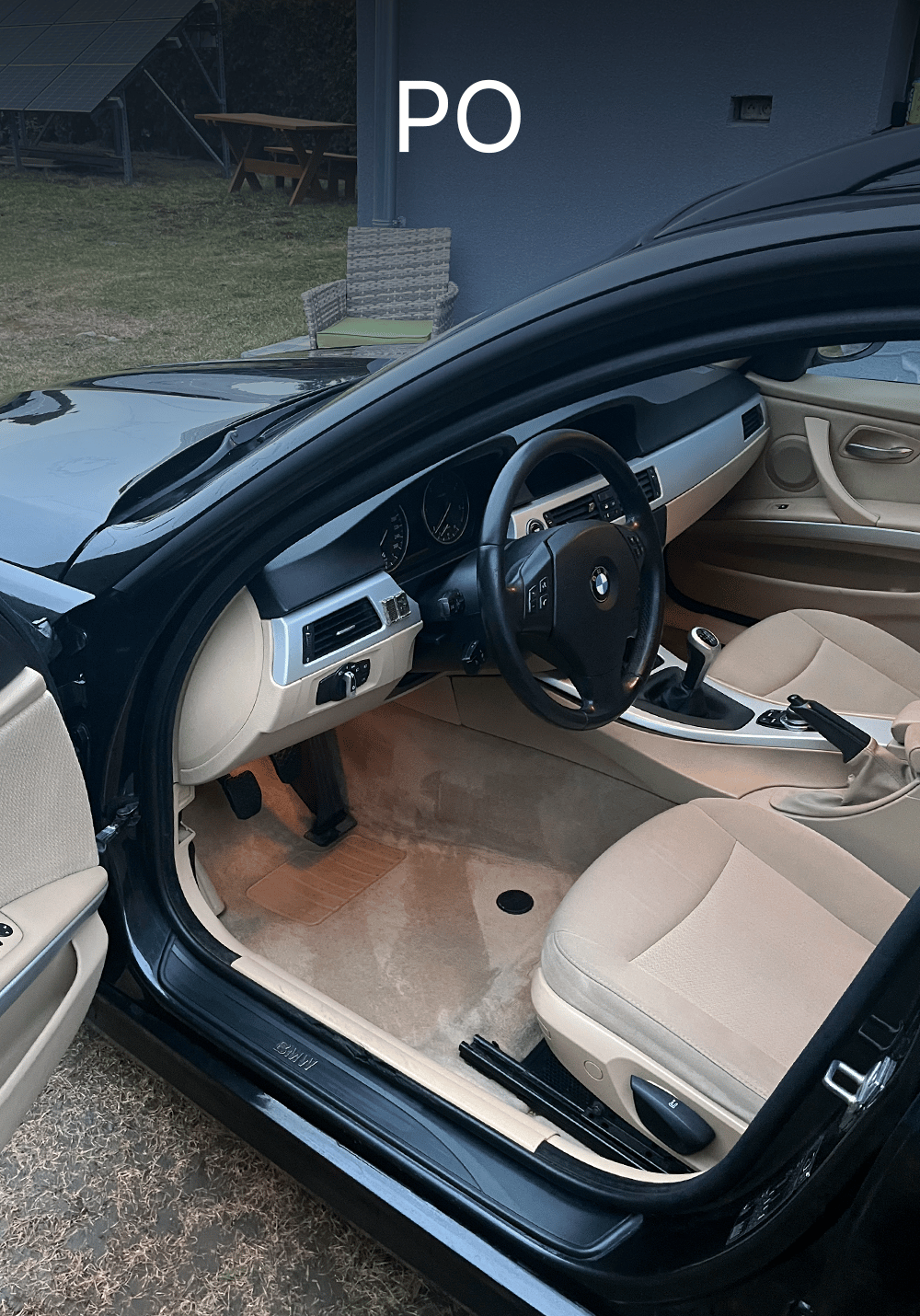 Czyste wnętrze BMW po detailingu – odkurzona podłoga, odświeżona jasna tapicerka i wyczyszczone elementy kokpitu, Chełmno, kujawsko-pomorskie