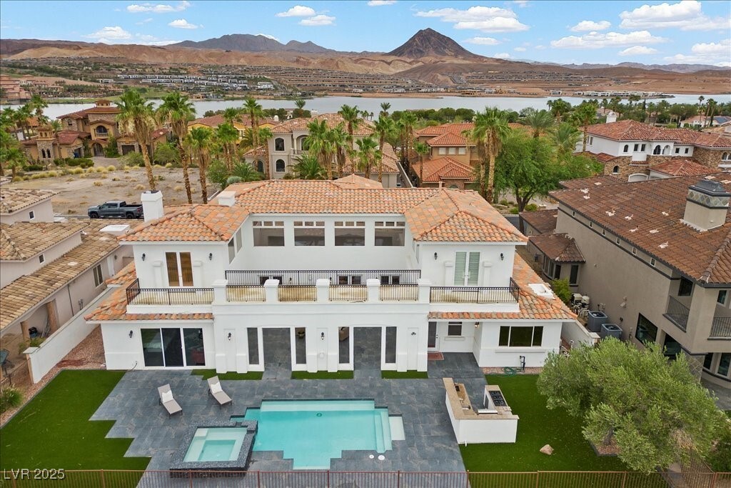 Golf-Course Glamour: Spectacular SouthShore Estate on Grand Miramar