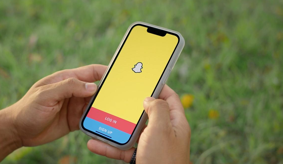Snap Falls 8.5% Despite Revenue Beat on Weak Guidance
