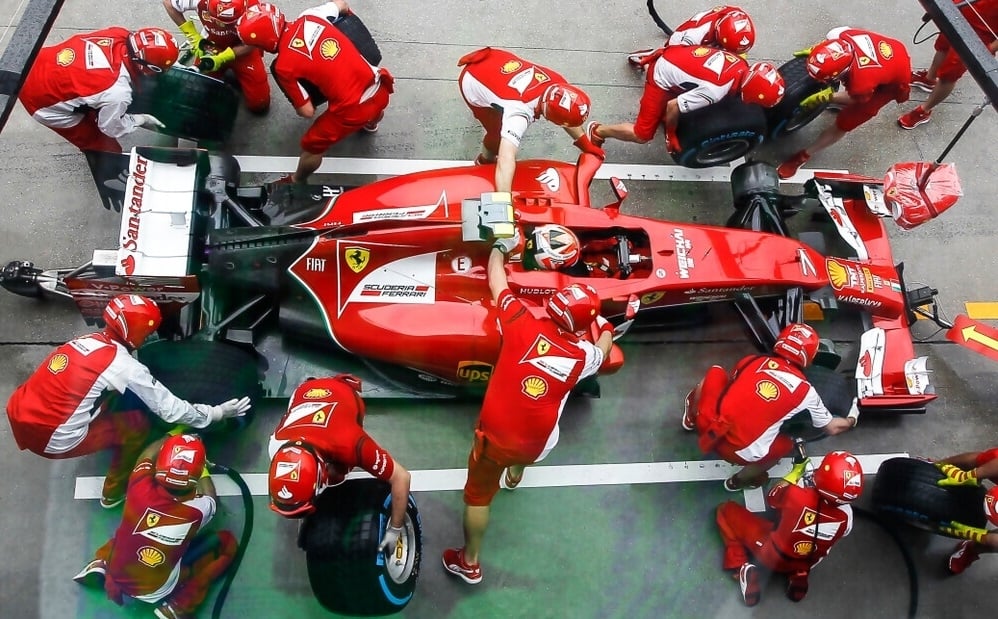 Klarheit ist das Motoröl im Unternehmen. Ohne sie fährt dein 8-Figure-Business wie ein Go-Kart.