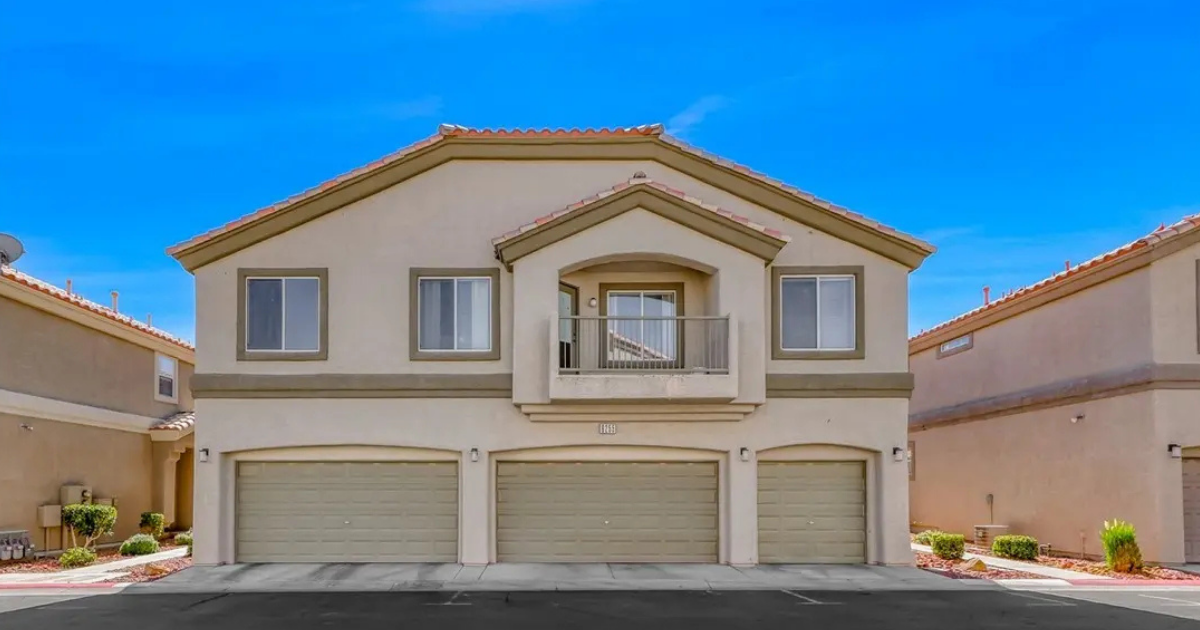 Move-In Ready Comfort: Stylish Townhome in Henderson for $285K