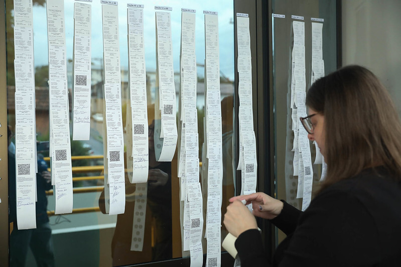 🗳️ Mind the gap