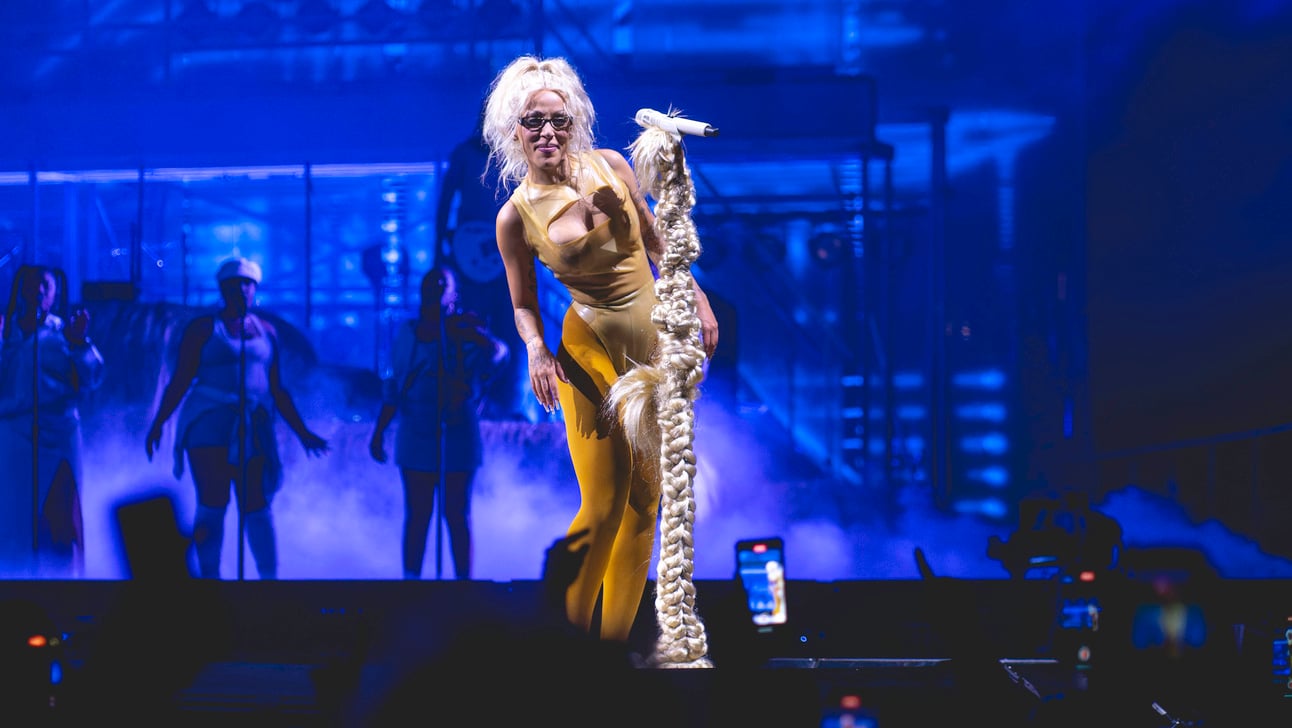 Doja Cat Draws Line with Fans After Uncomfortable Encounter: “Don’t Touch Me”