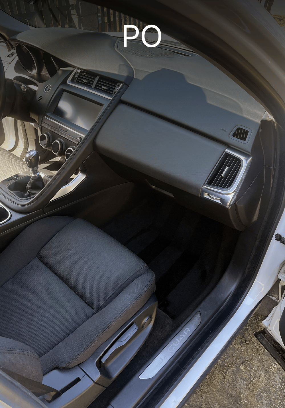 Czyste wnętrze pasażera w Jaguarze po detailingu – odkurzona podłoga, wyczyszczona deska rozdzielcza i odświeżone elementy wnętrza, Chełmno, kujawsko-pomorskie