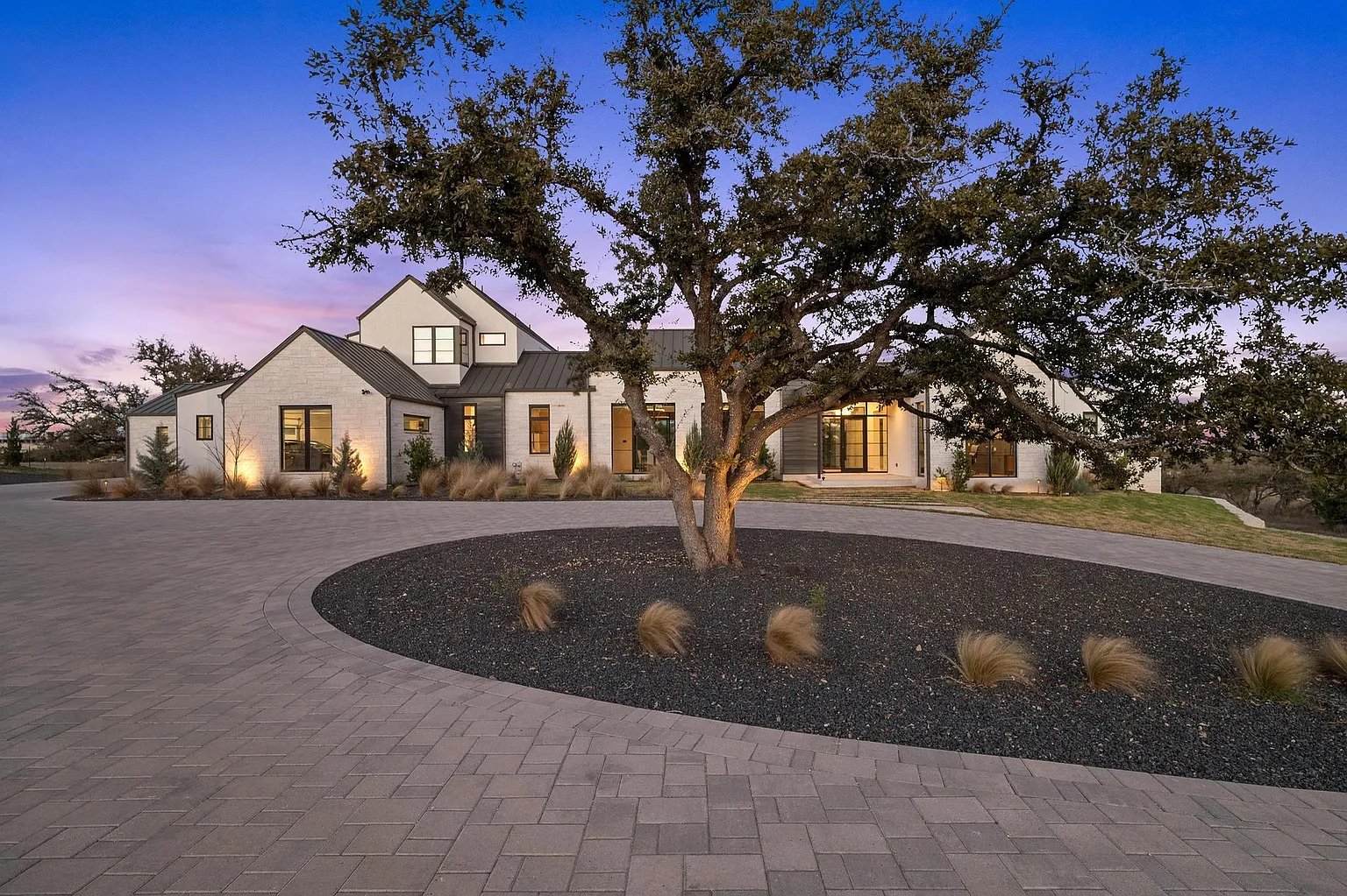 Modern Farmhouse on 12.5 Acres – Austin