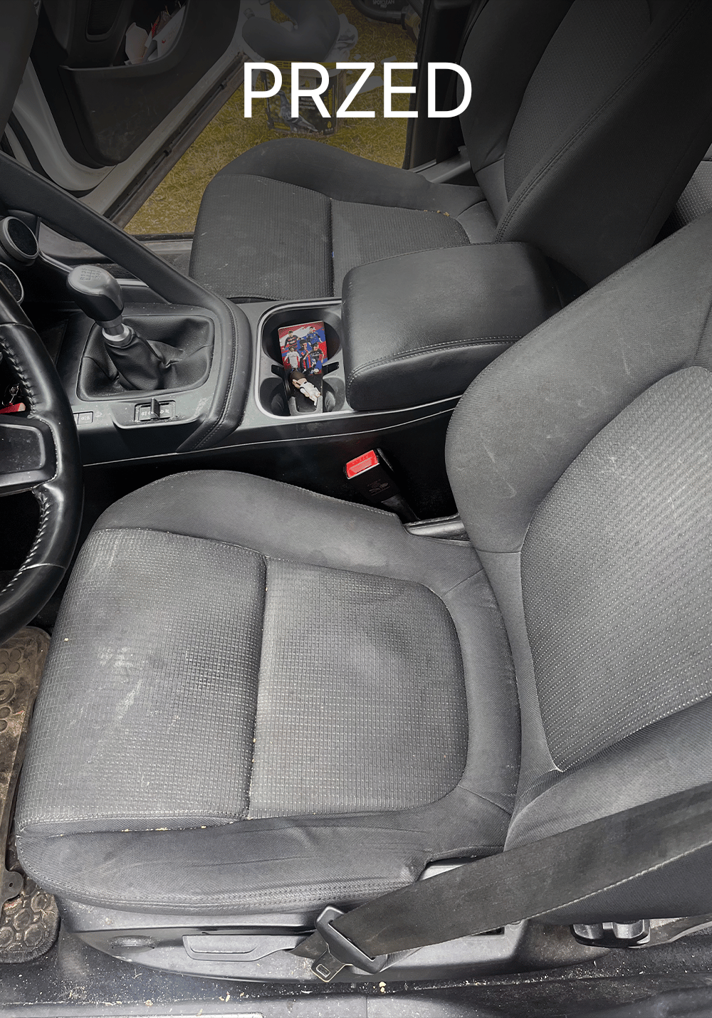 Brudne siedzenie kierowcy w Jaguarze przed czyszczeniem – widoczne plamy, kurz i zabrudzenia na tapicerce oraz przy tunelu środkowym, Chełmno, kujawsko-pomorskie