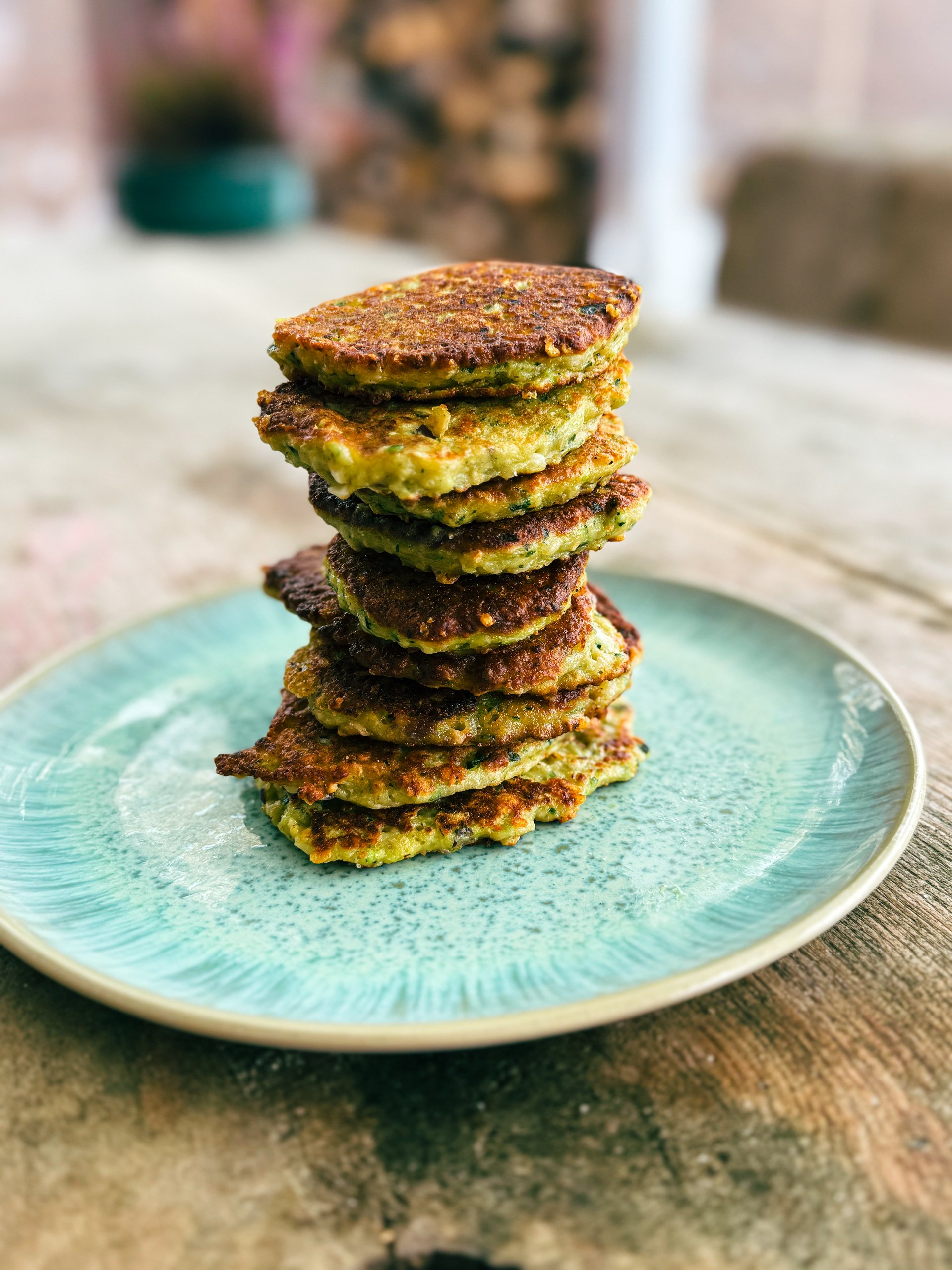 🌿 Wenn die Küche brutzelt und der Kräutergarten hilft: Zucchini-Parmesan-Puffer & Thymian