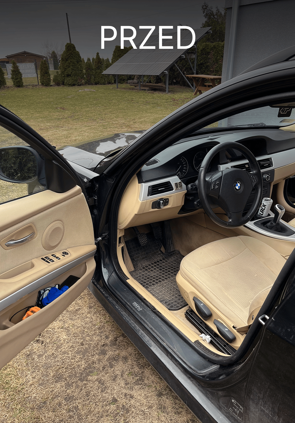 Zabrudzone wnętrze BMW przed czyszczeniem – brudna podłoga, kurz na elementach kokpitu i ślady użytkowania na jasnej tapicerce, Chełmno, kujawsko-pomorskie