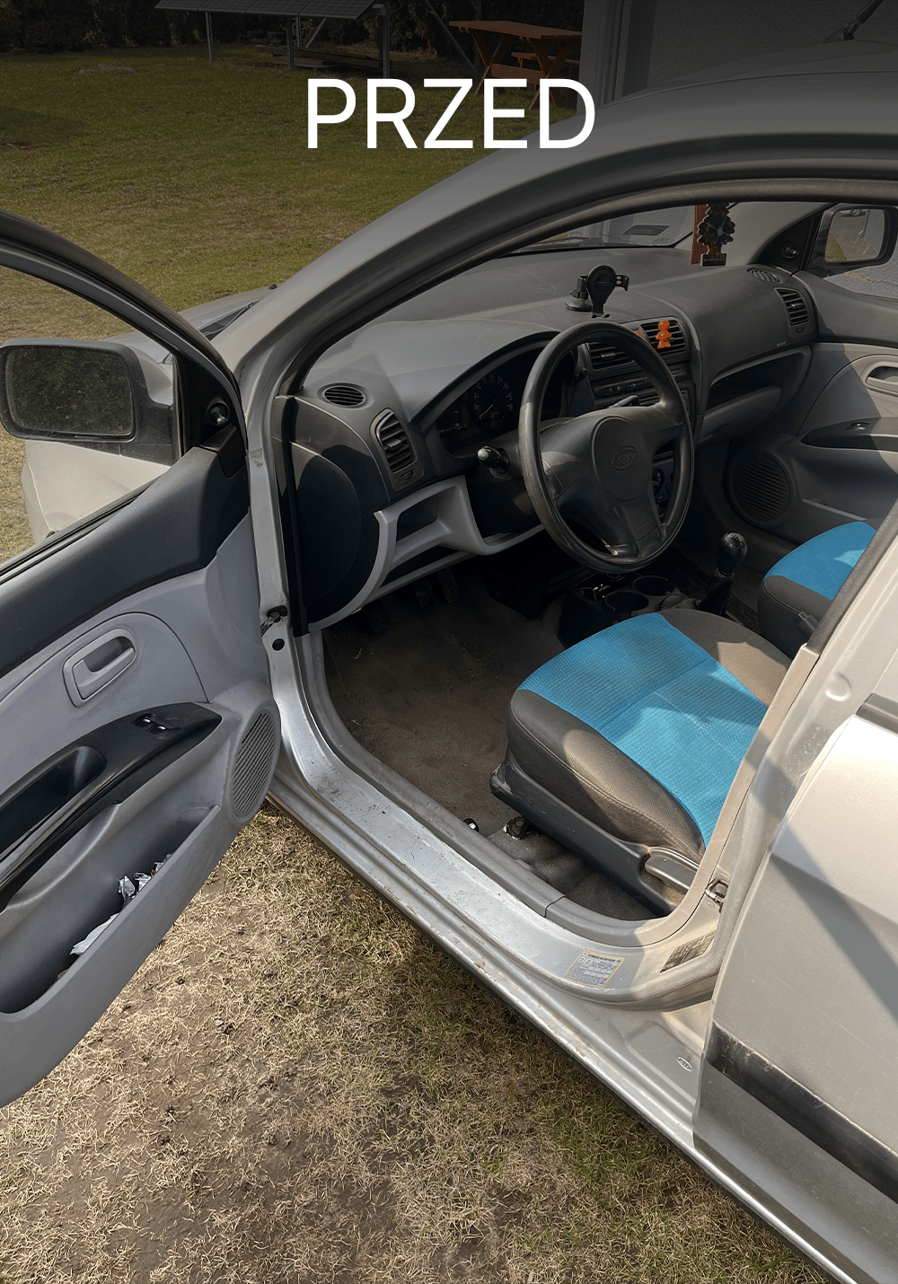 Zabrudzone wnętrze Kia przed czyszczeniem – brudna podłoga, kurz na desce rozdzielczej i ślady użytkowania na fotelach, Chełmno, kujawsko-pomorskie