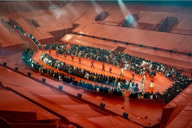 Lacoste transforma Roland-Garros em cenário de memória esportiva para apresentar coleção Fall-Winter 2026