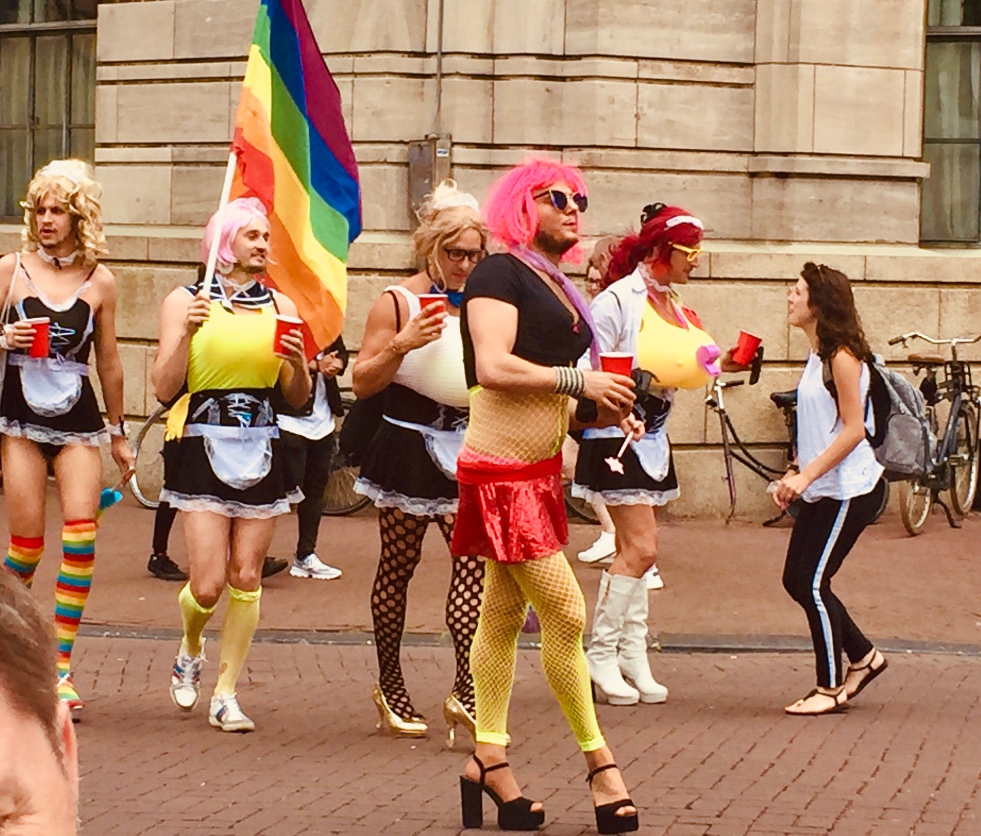 Issue #28: Amsterdam: 8 Friends, No Itinerary Overload