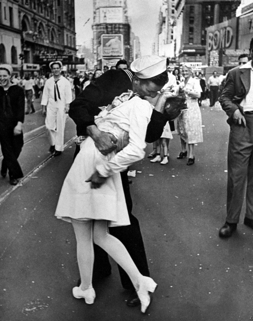 V-J Day in Times Square (1945) - Alfred Eisenstaedt