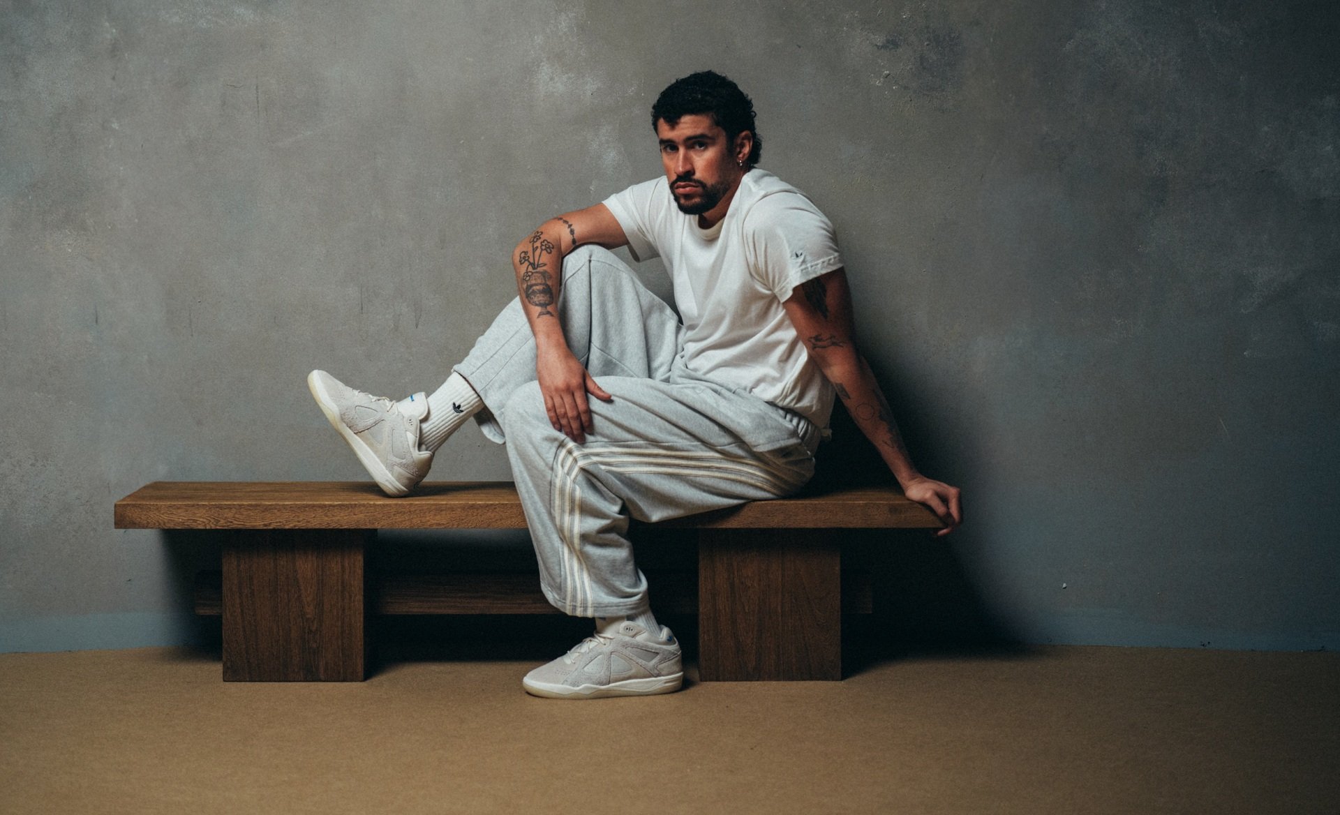 Adidas e Bad Bunny lançam BadBo 1.0 branco em apresentação no Super Bowl