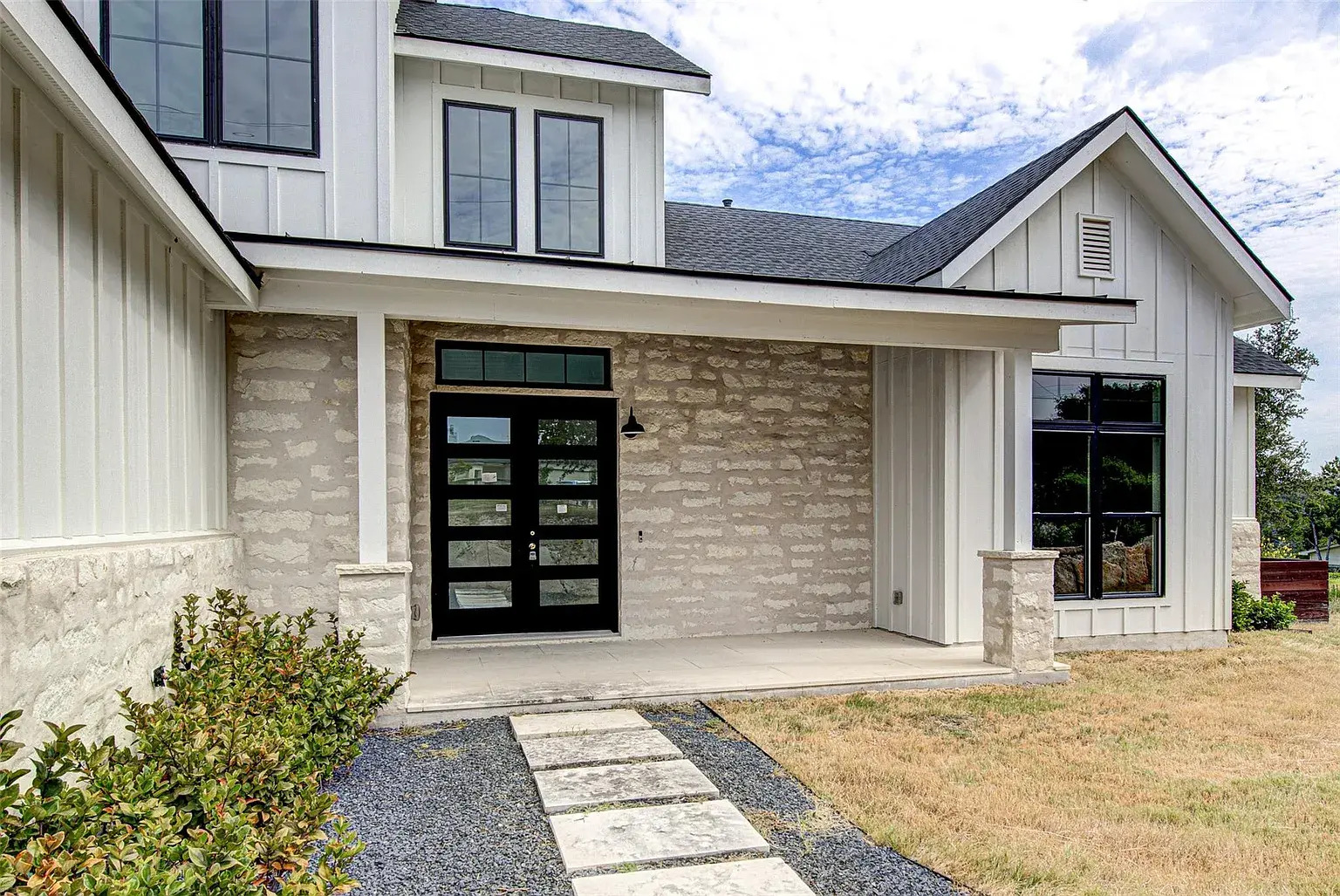 Modern farmhouse retreat on greenbelt – Austin