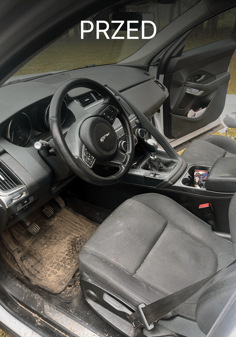 Brudne wnętrze samochodu Jaguar przed czyszczeniem – zakurzona deska rozdzielcza, zabrudzona podłoga i siedzenie, Chełmno, kujawsko-pomorskie