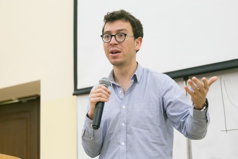 Quan điểm của CEO Duolingo về mối tương quan giữa việc làm Giáo sư (Professor) và Giám đốc điều hành (CEO)