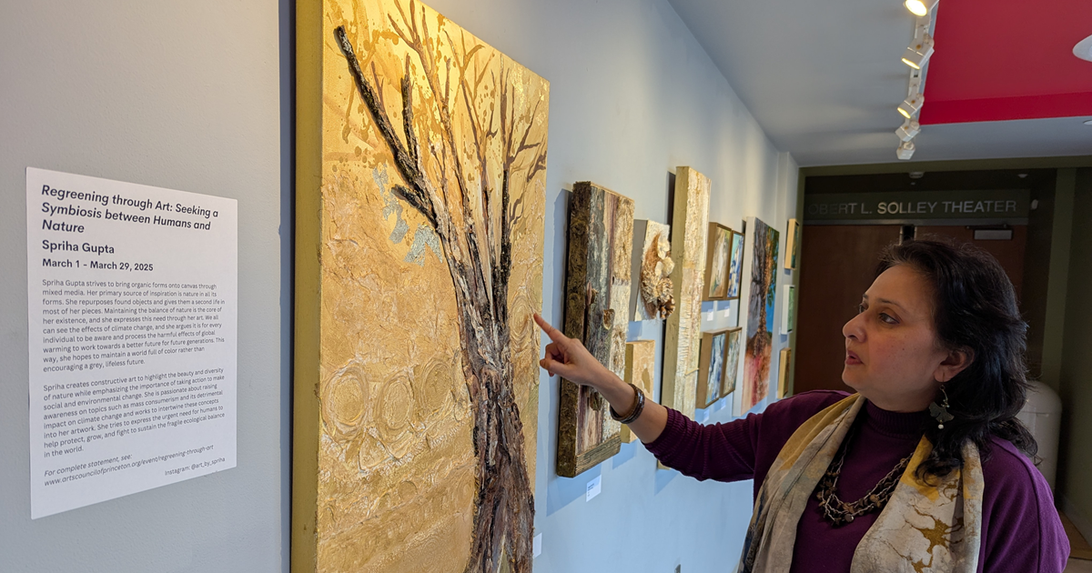 Art made from bodhi leaves and ash trees