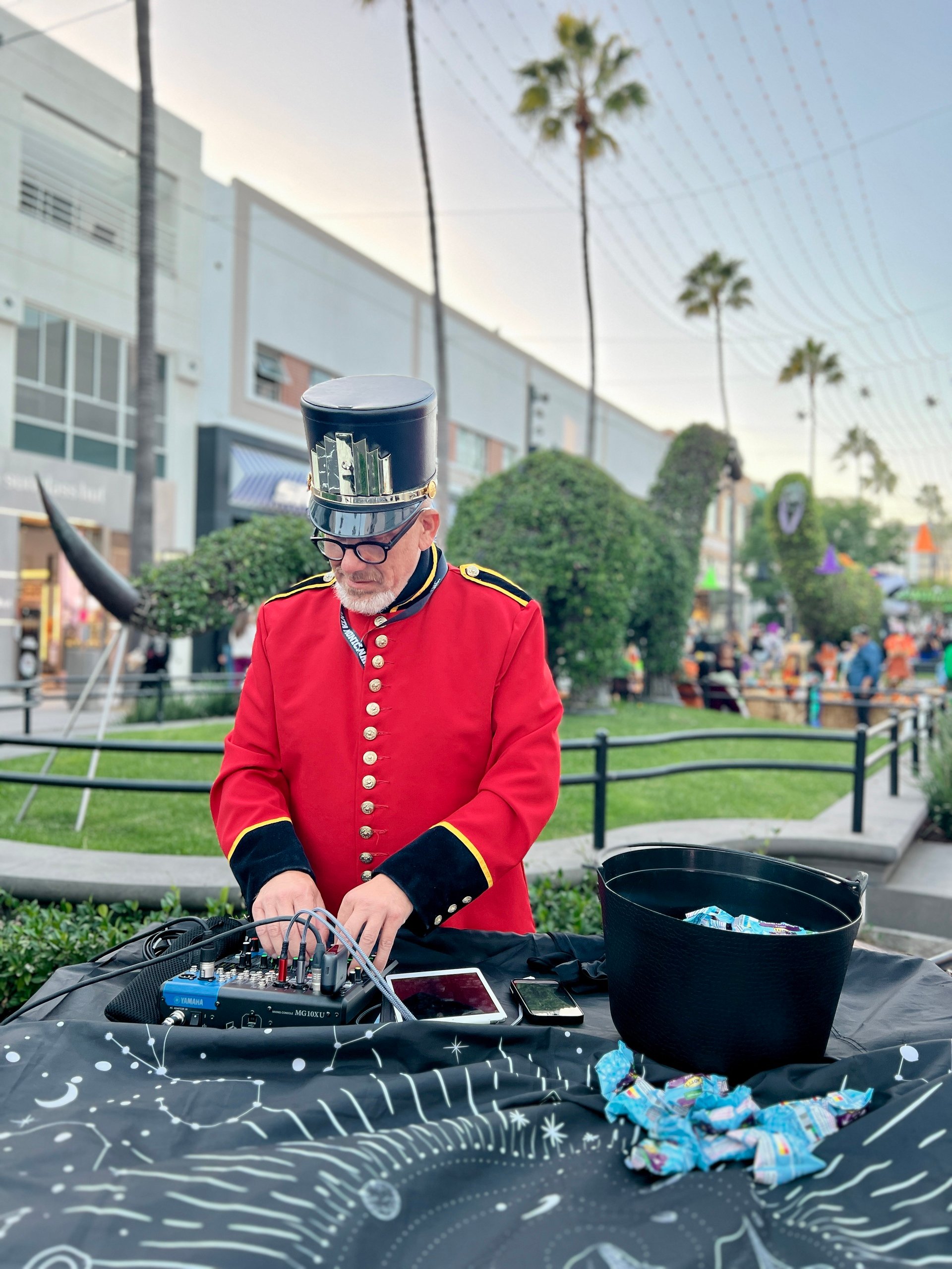 is @JeremySantaMonica a DJ now? 