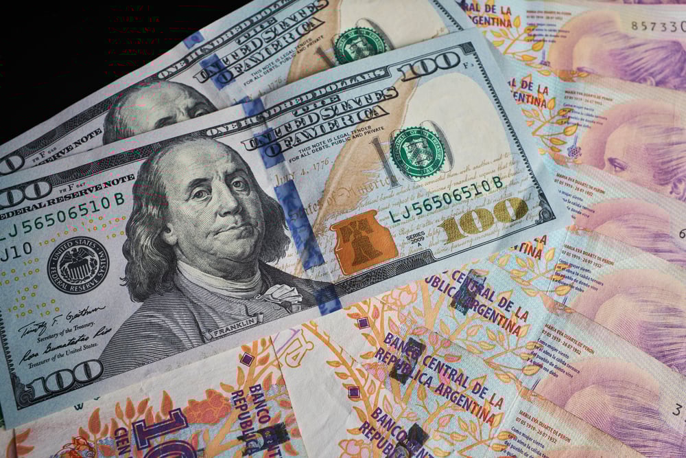 Argentina tightens currency rules, affectin dollar-denominated card purchases