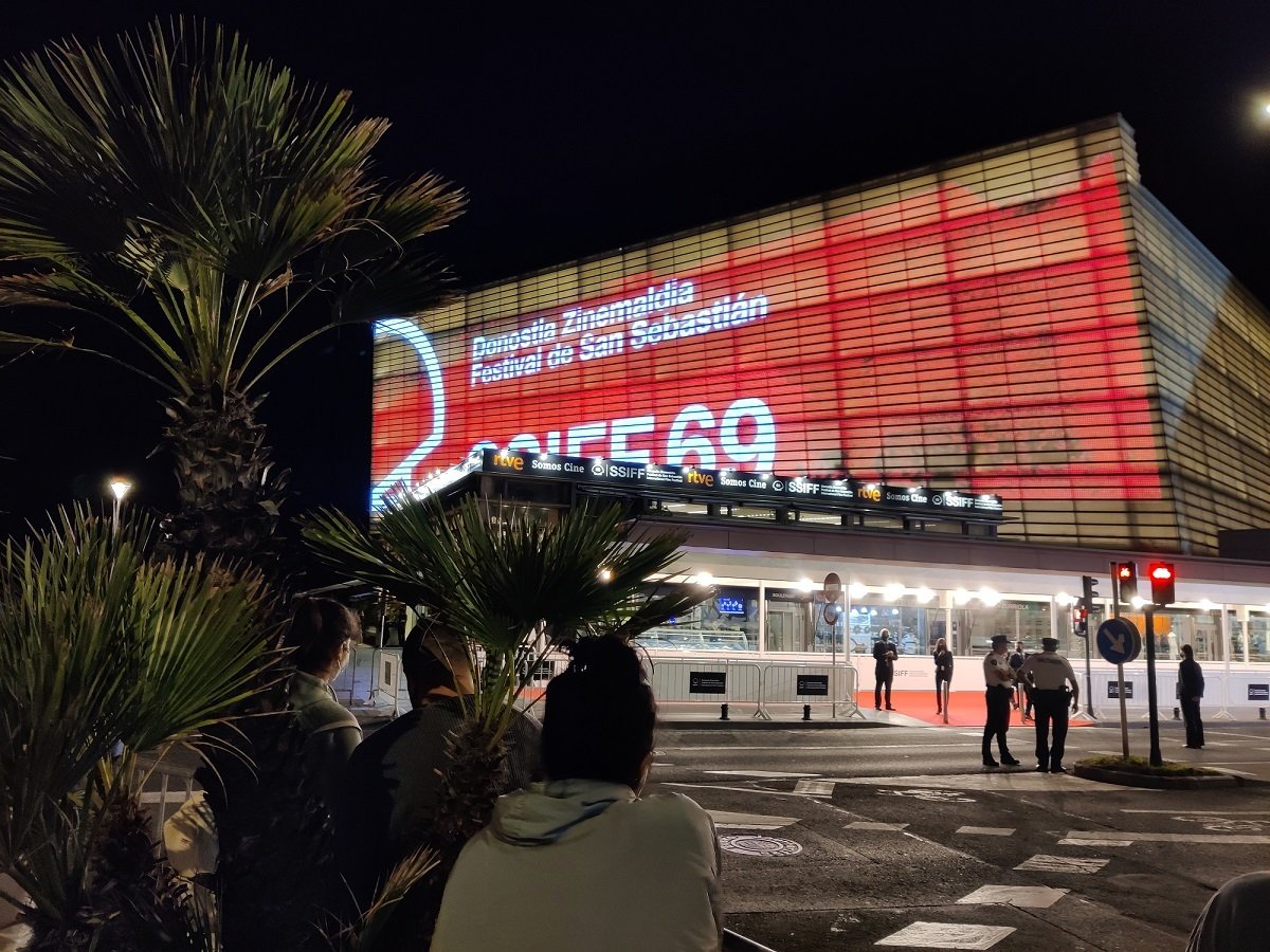 Crónica del Zinemaldi: Lluvia de premios para ellas y estrenos en primicia