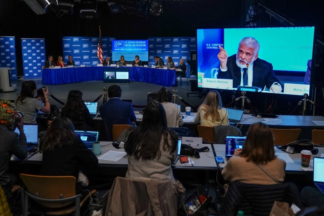 O que realmente está acontecendo com a política de vacinação nos EUA?