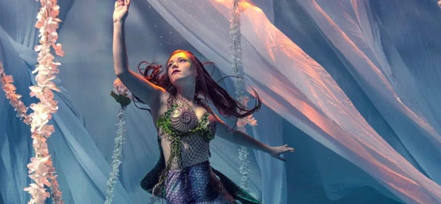 🧜🏼‍♀️ Don't Miss this Christmas Mermaid in Towson (no Narwals this year)