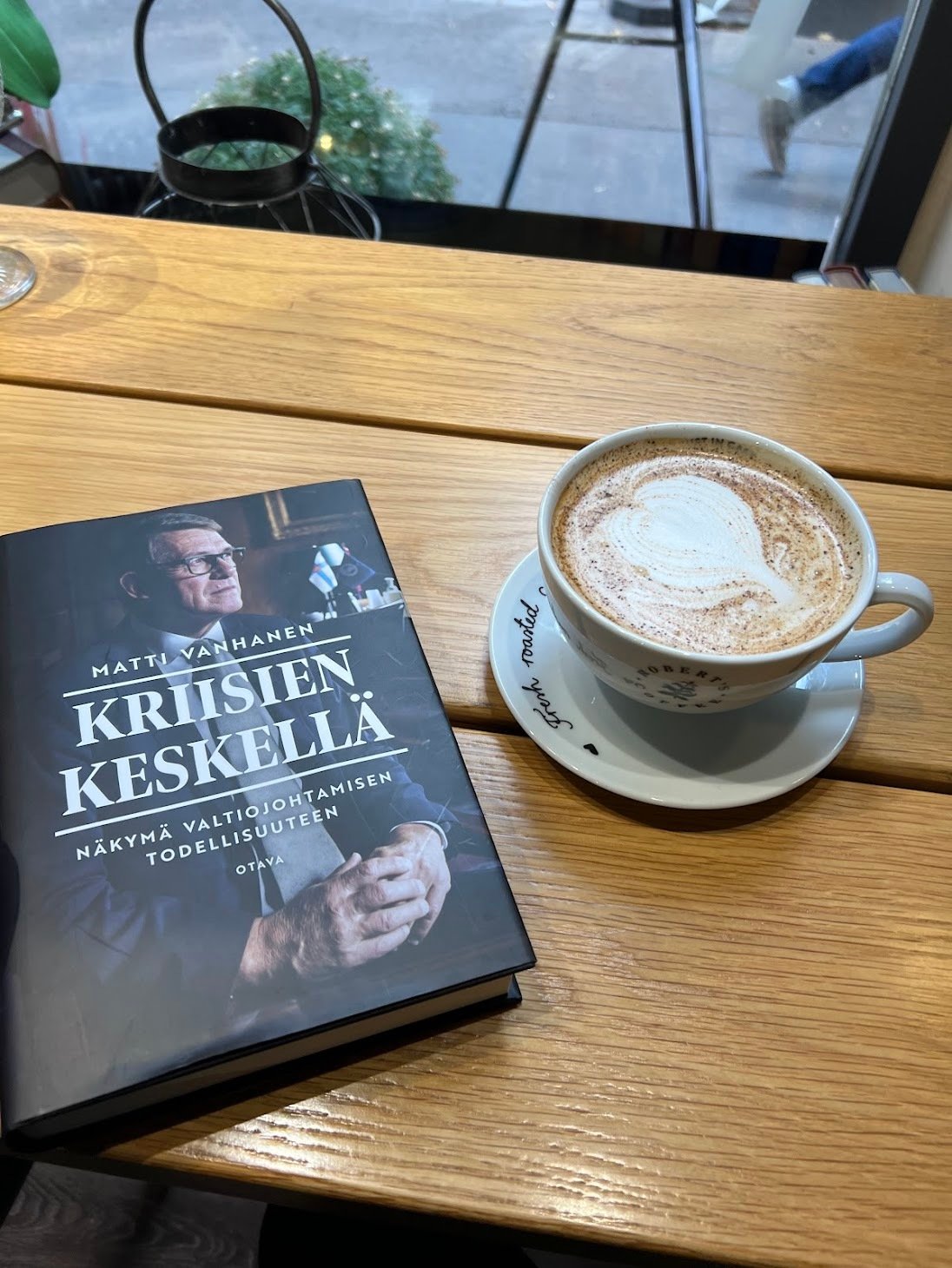 Ajatuksia Matti Vanhasen kirjasta Kriisien keskellä