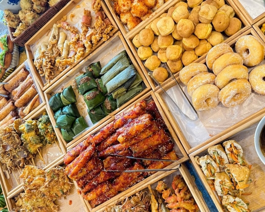 Warong Tokyah – TikTok Viral Cafe With Buffet-Style Desserts and Bites