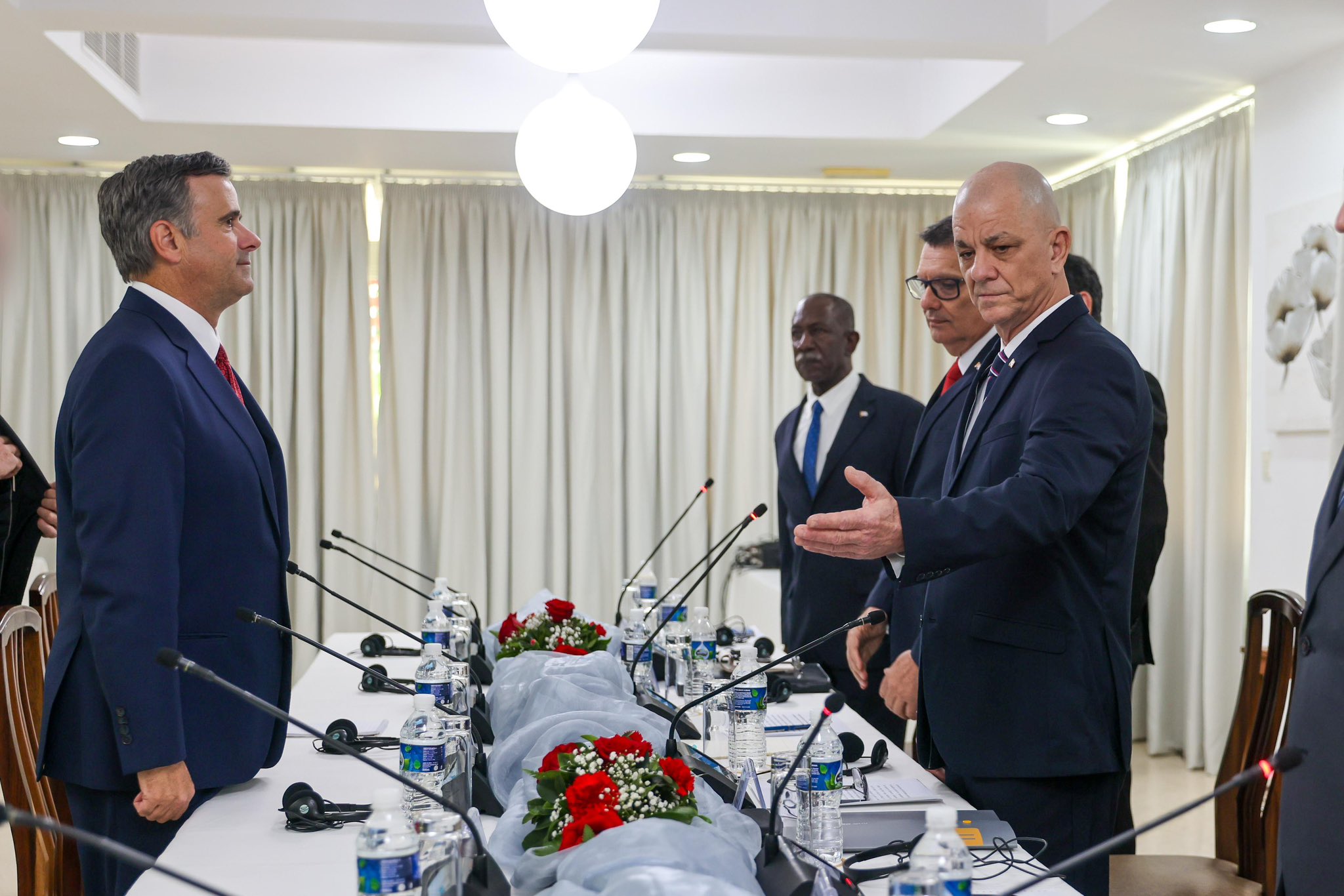 Definición en Perú, La CIA desembarca en Cuba