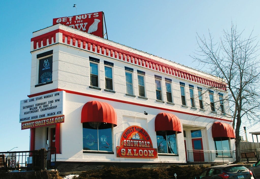 Eat With Troy - Wingin' it - Showboat Saloon