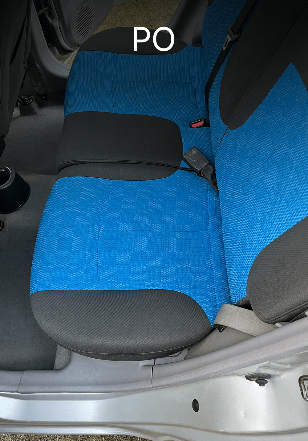 Czysta tylna kanapa w Kia po detailingu – odświeżona tapicerka, usunięte plamy i dokładnie wyczyszczona przestrzeń wokół siedzeń, Chełmno, kujawsko-pomorskie