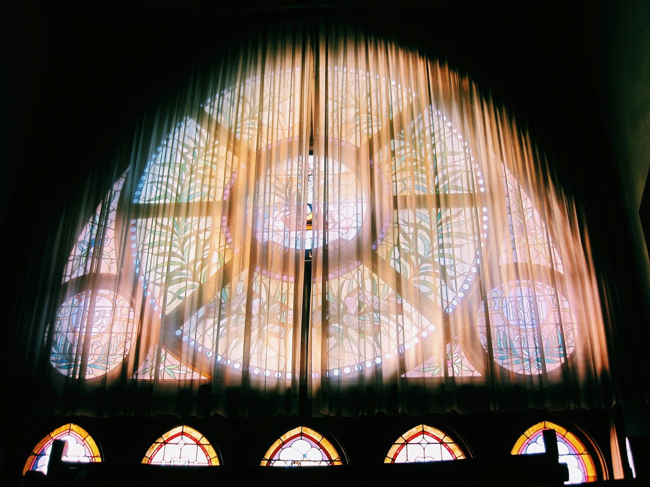 Silent Echoes: 10 Novels That Resonate Long After Closing