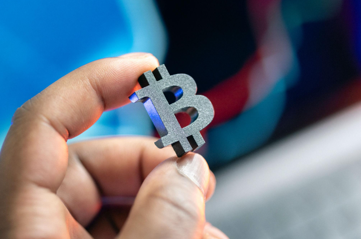 Bitcoin Holds $76K as Spot ETFs Bleed for Third Straight Day