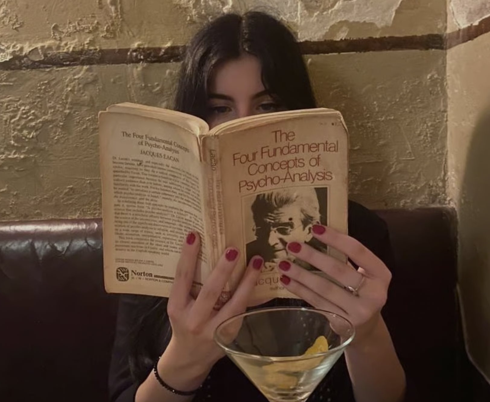 Por qué el olor de libro nuevo y de tierra húmeda nos fascina